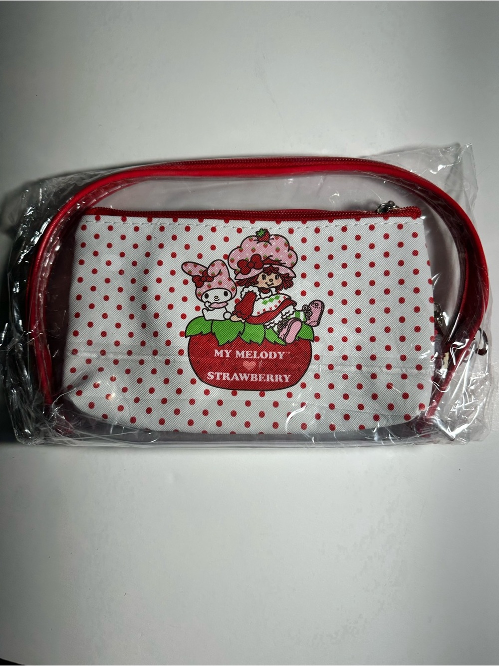 🍓 Strawberry-Themed Beauty Gift Set – Cosmetic Bag, Lip Gloss, Hand Cream & More - Picture 3 of 8